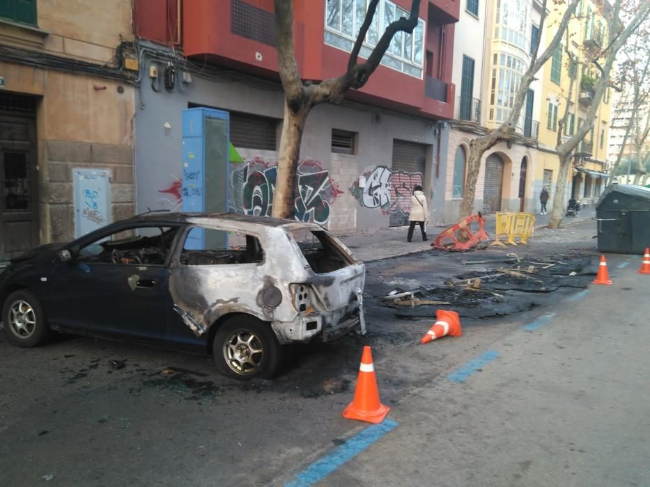 El pirómano vuelve a actuar y quema diez contenedores y destroza coches en Palma