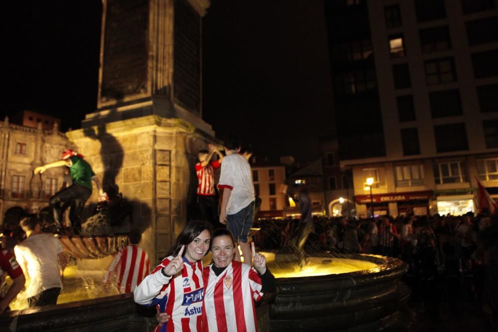 Celebración rojiblanca en la plaza del Marqués