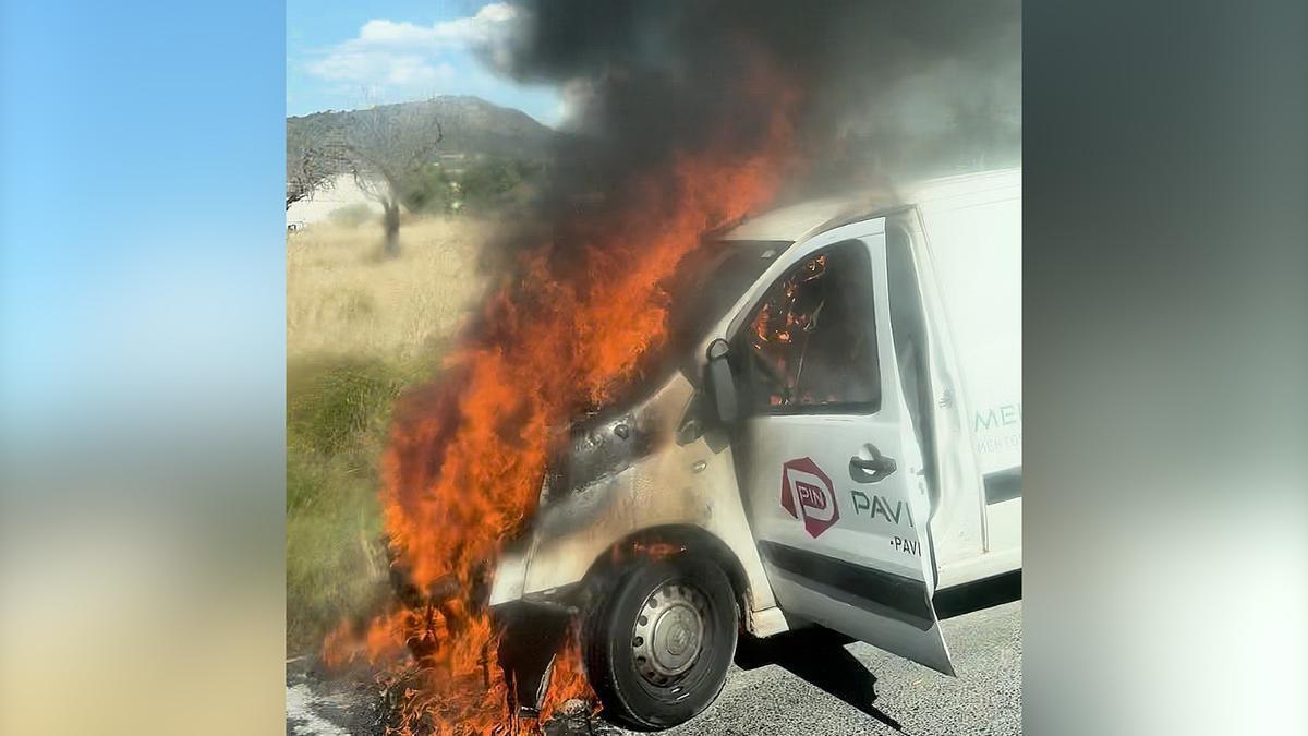 La furgoneta, en vuelta en llamas.