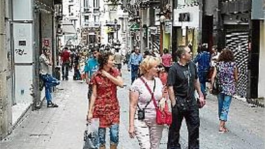 Un dels carrers del centre comercial de Figueres.