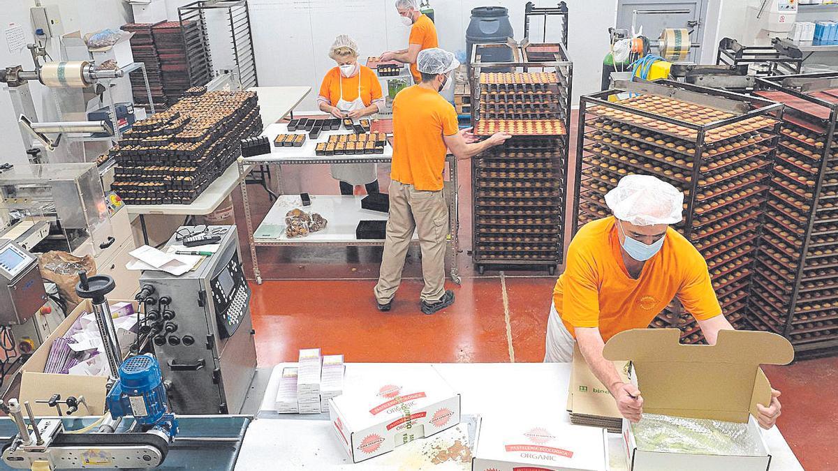 Operarios envasando galletas en la instalaciones de Biodarma