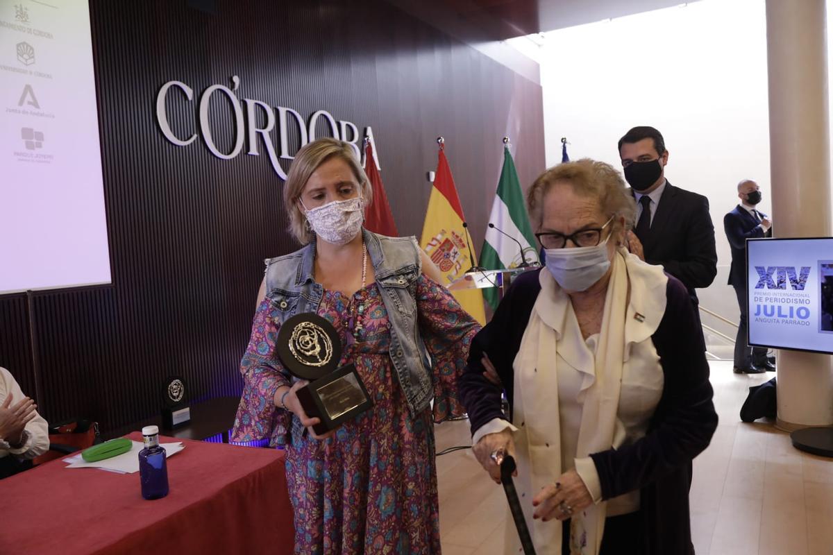 La família d’Ana Alba recull el premi de periodisme Julio Anguita Parrado