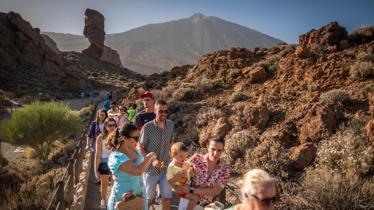 Turistas en el Parque Nacional del Teide.