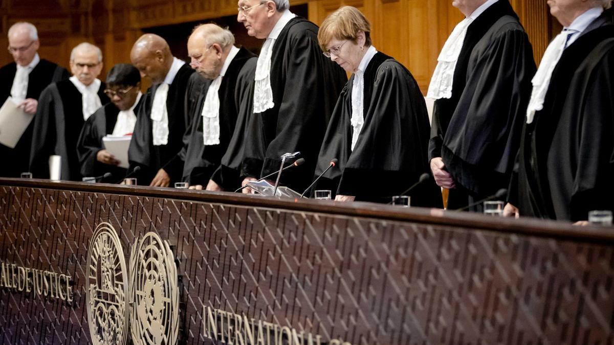 Panel de jueces en el tribunal de La Haya que este viernes decidió en favor de Ucrania en su demanda contra Rusia