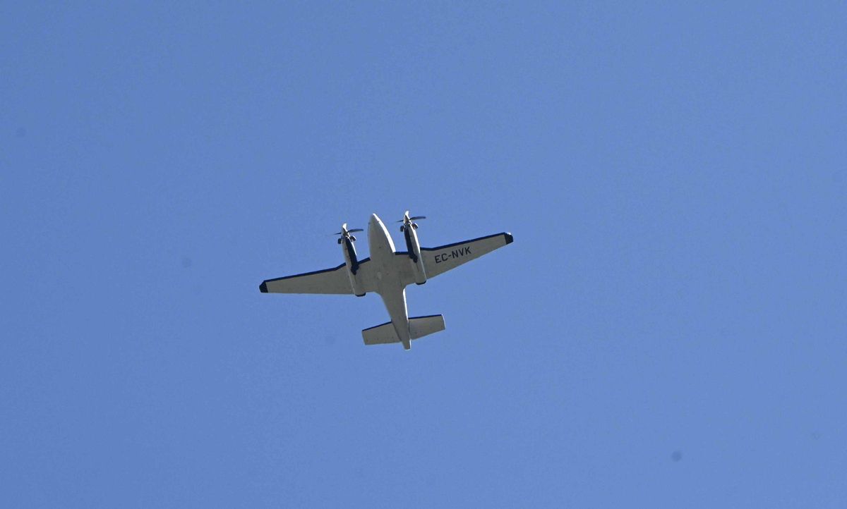 La aeronave EC-NVK en su paso por el aeropuerto de Vigo en el estreno de la torre virtual