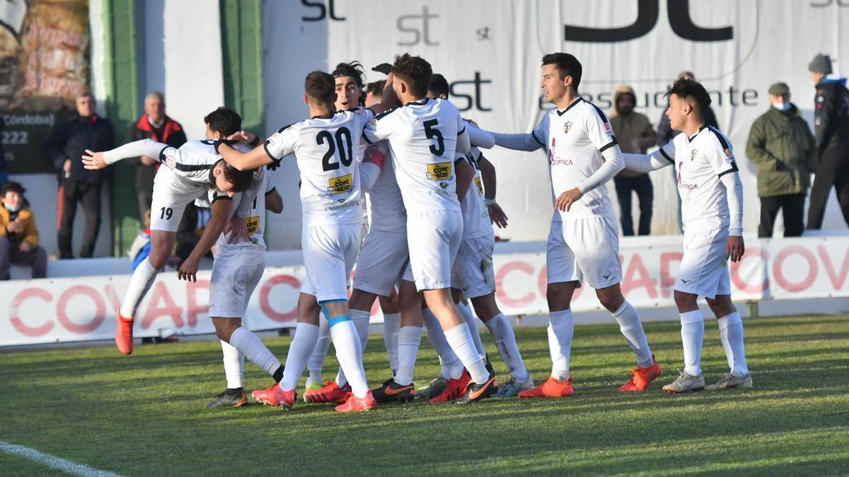 Jugadores del Pozoblanco celebran un gol ante el Ceuta en el Estadio Municipal.