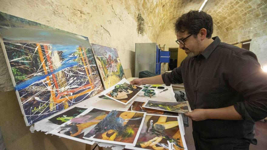 El artista Patricio Álvarez, ayer en el Centre d’Art i Creació (CAC) con parte de la obra que presentará mañana.