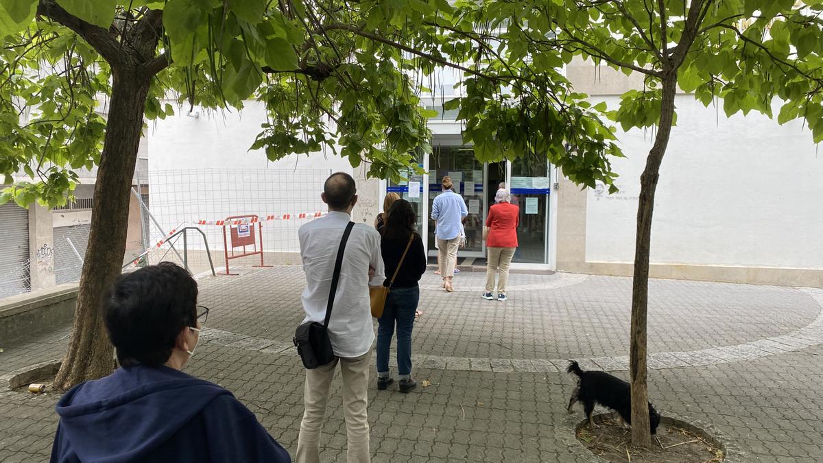 Colas en el centro de salud de A Cuña. // F. CASANOVA