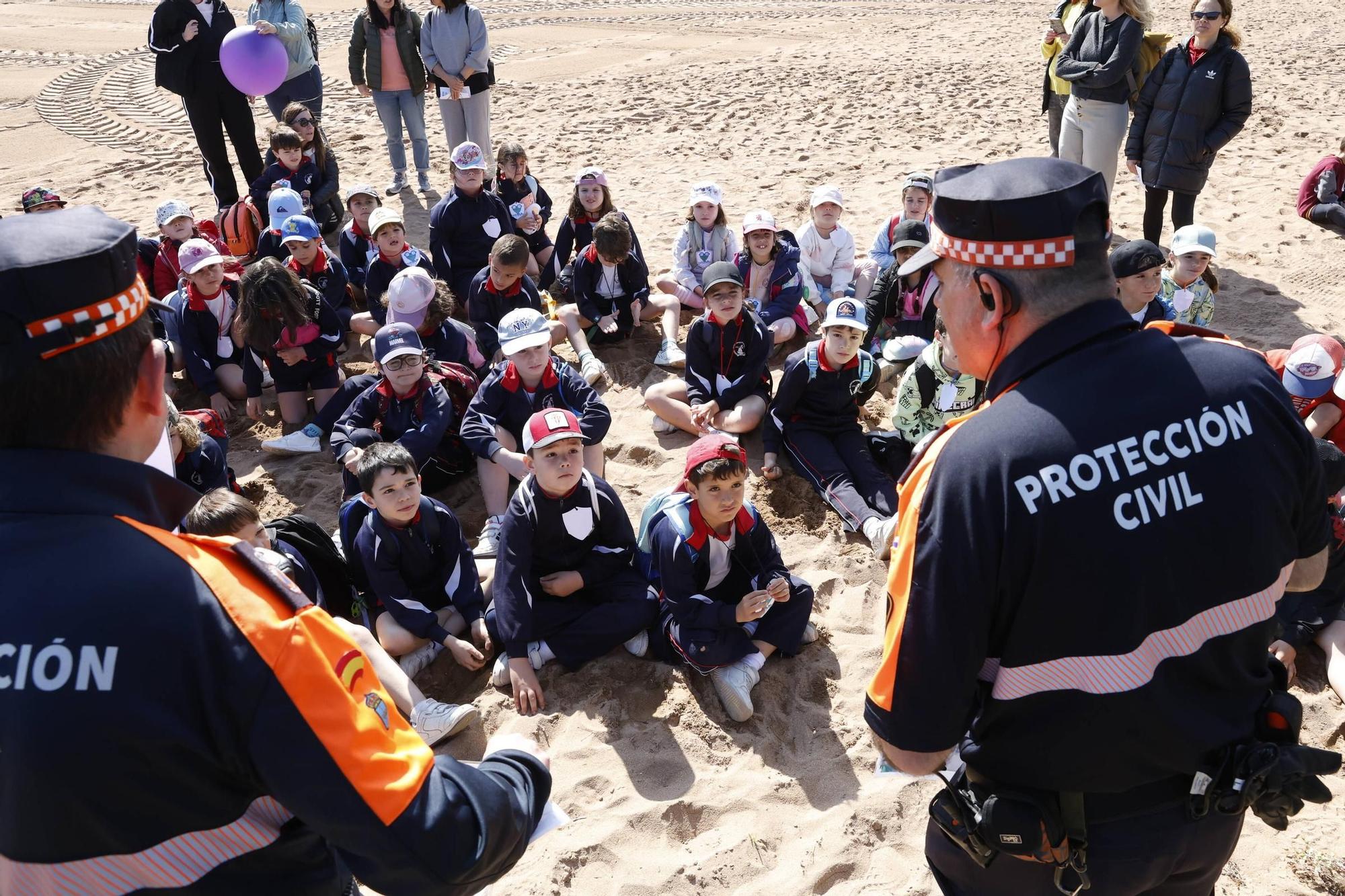 Así disfrutaron en el Arbeyal mil escolares de Gijón en el broche del proyecto "SwimSafe" del Santa Olaya (en imágenes)