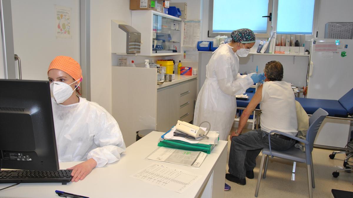 Imagen de archivo de la vacunación contra el coronavirus en un centro de salud de Castellón.