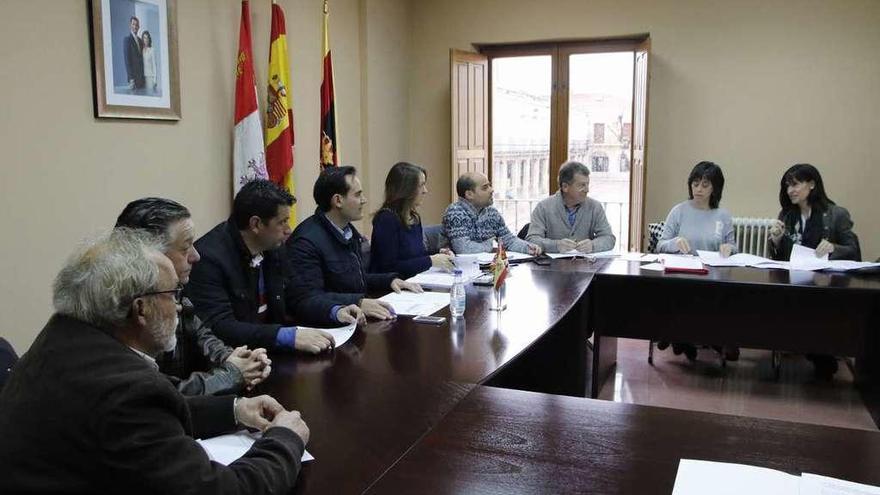 Miembros de la corporación municipal de Fuentesaúco durante un pleno.