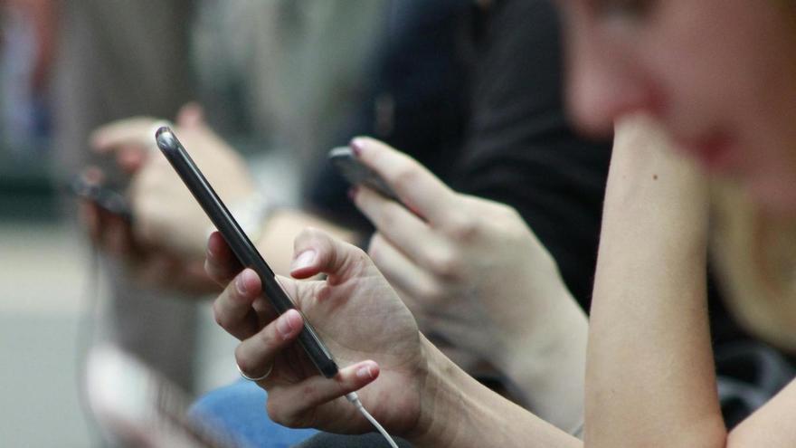 Personas usando el teléfono en el transporte público