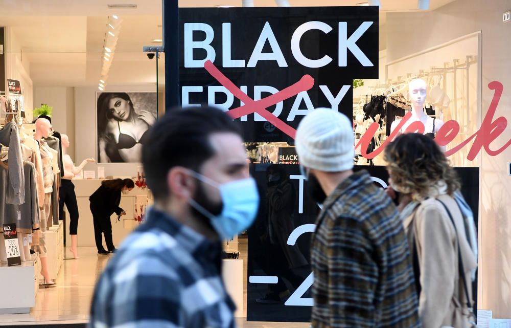 El comercio coruñés se suma al 'Black Friday' con grandes descuentos.