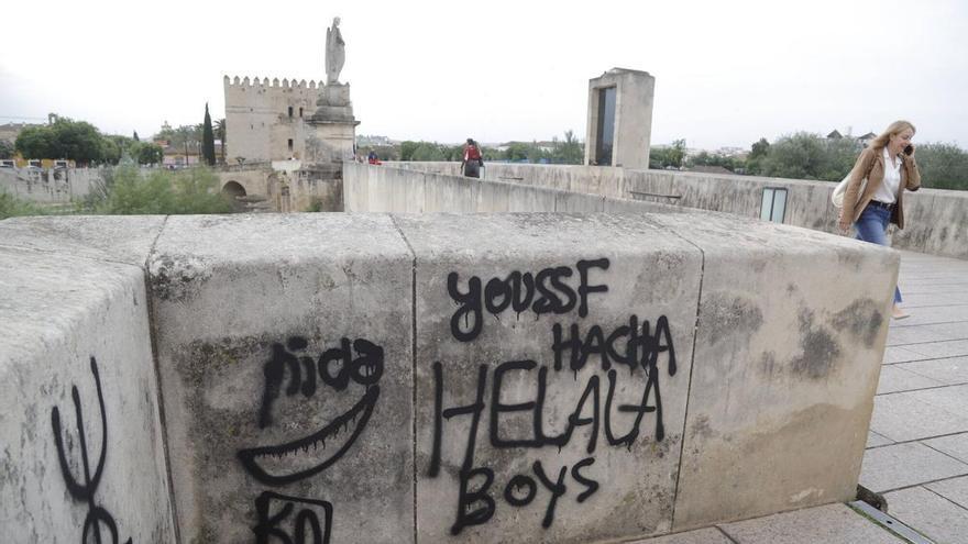 Sadeco inicia la limpieza del Puente Romano de Córdoba tras el acto de vandalismo