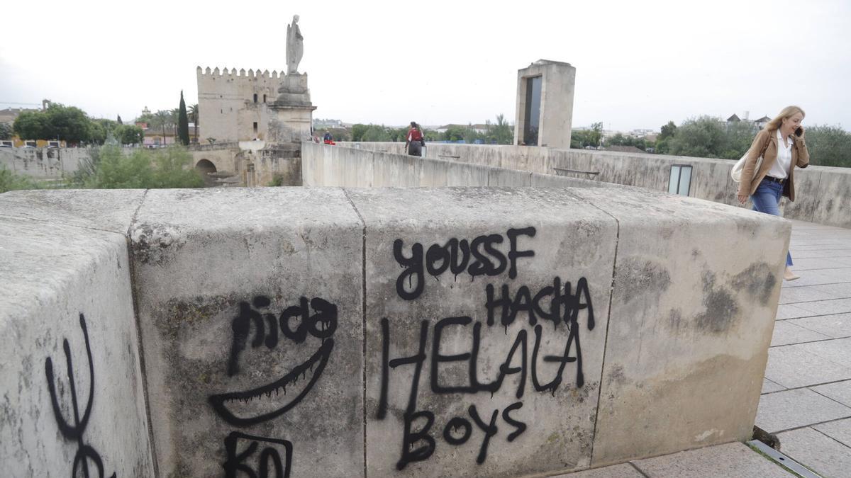 El Puente Romano aparece lleno de pintadas