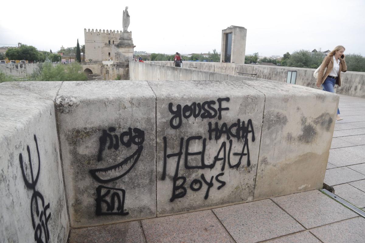 Pintadas grafitis en el pretil de Puente Romano.