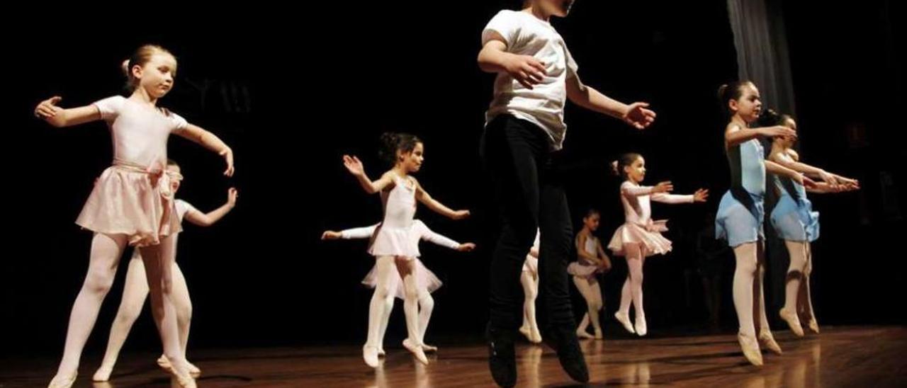 Los pequeños de Scene Ballet sobre el escenario en una de sus actuaciones de este año. // Bernabé/Luismy