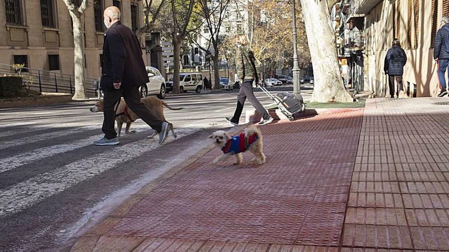 Mejora de la acera del cruce de Selgas y el Carme, ayer. | PERALES IBORRA