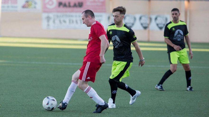 Viejas Glorias Del Futbol Mundial Golean A Beneficio De Apneef Diario De Ibiza