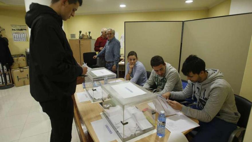 Un momento de las votaciones a la asamblea celebradas ayer en la delegación de Vigo. // Ricardo Grobas