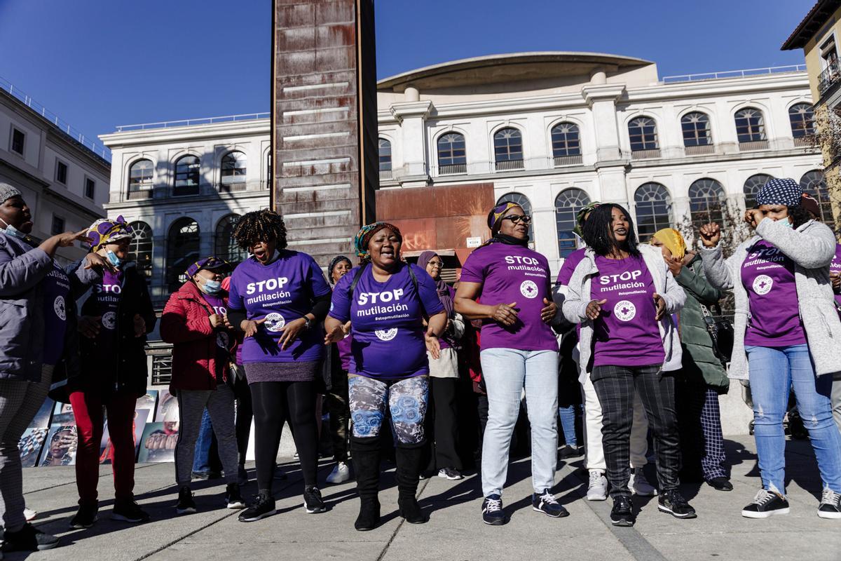 Mujeres activistas de Médicos del Mundo realizan un acto en la plaza del Museo Reina Sofía para desmontar los mitos y falsas creencias que contribuyen a perpetuar la mutilación genital femenina.