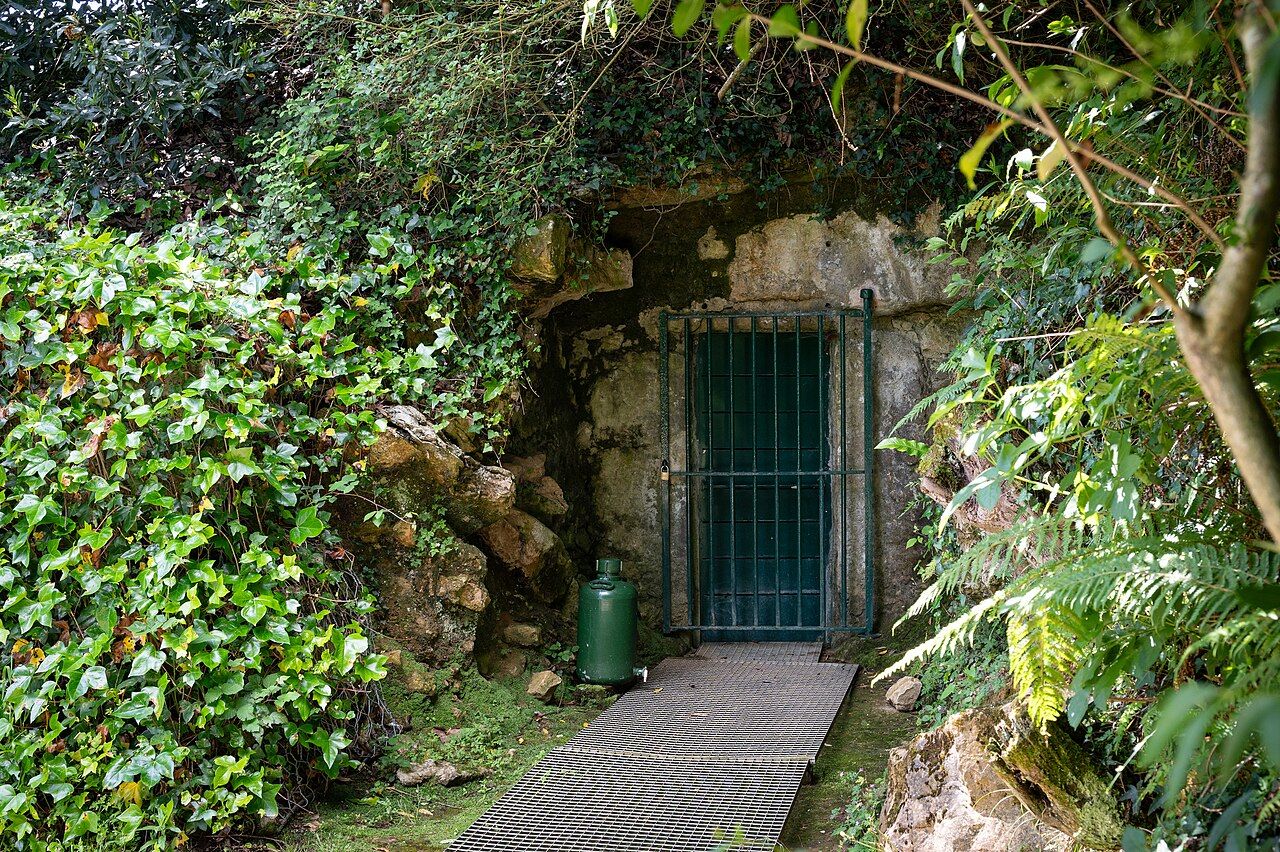 La puerta de la cueva de Altamira en Santillana del Mar