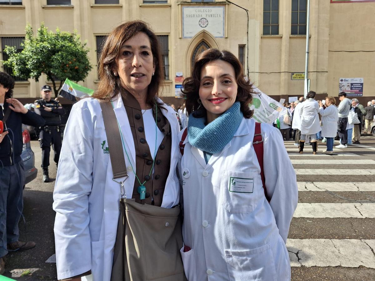 Carmen García Cáceres y Eva García Sardón, hoy en la protesta celebrada en Badajoz.