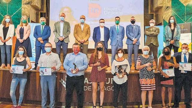 Las premiadas de la segunda edición con las autoridades que asistieron a la gala.