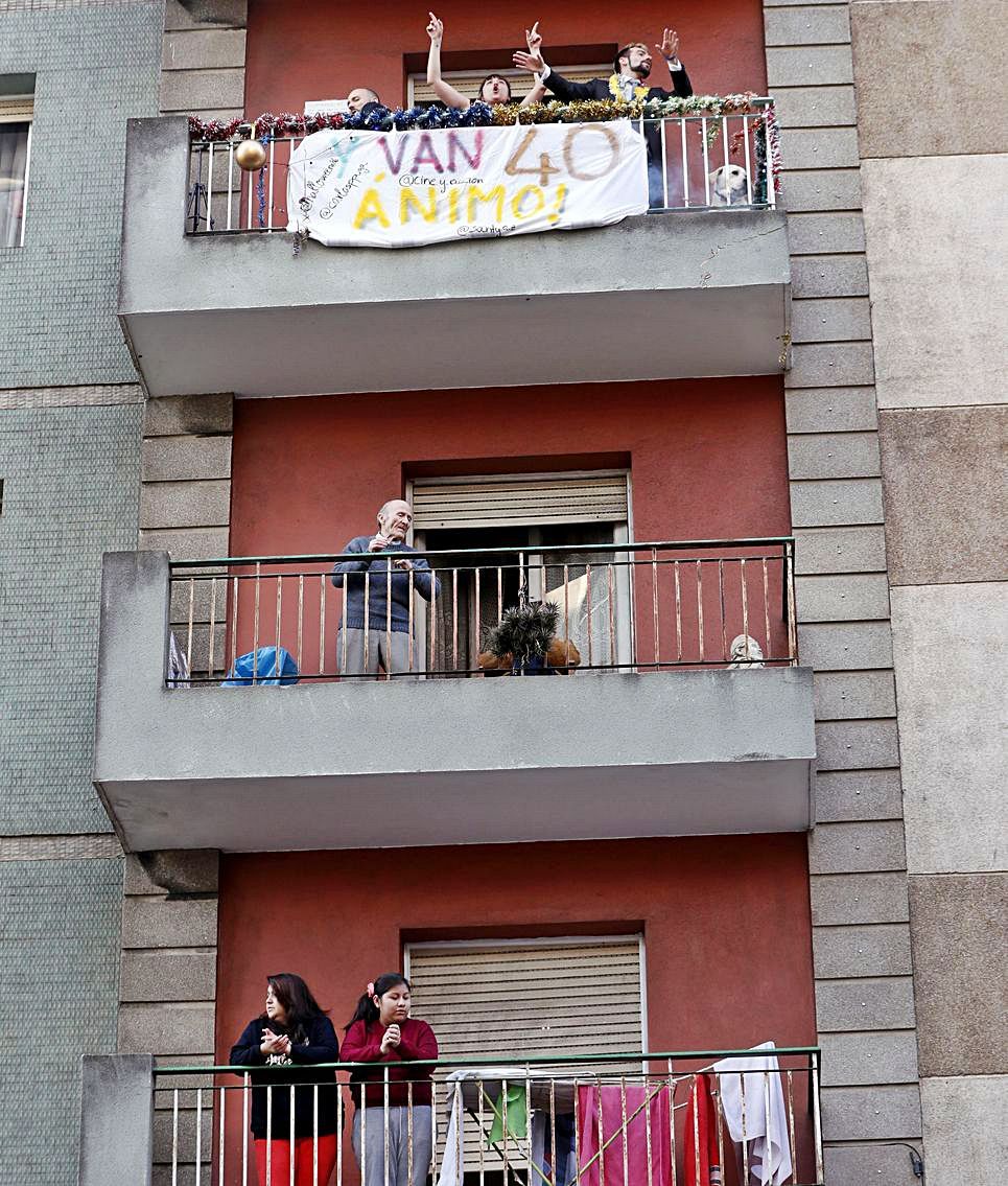 A la izquierda, balcones de Vigo en los primeros días de alarma