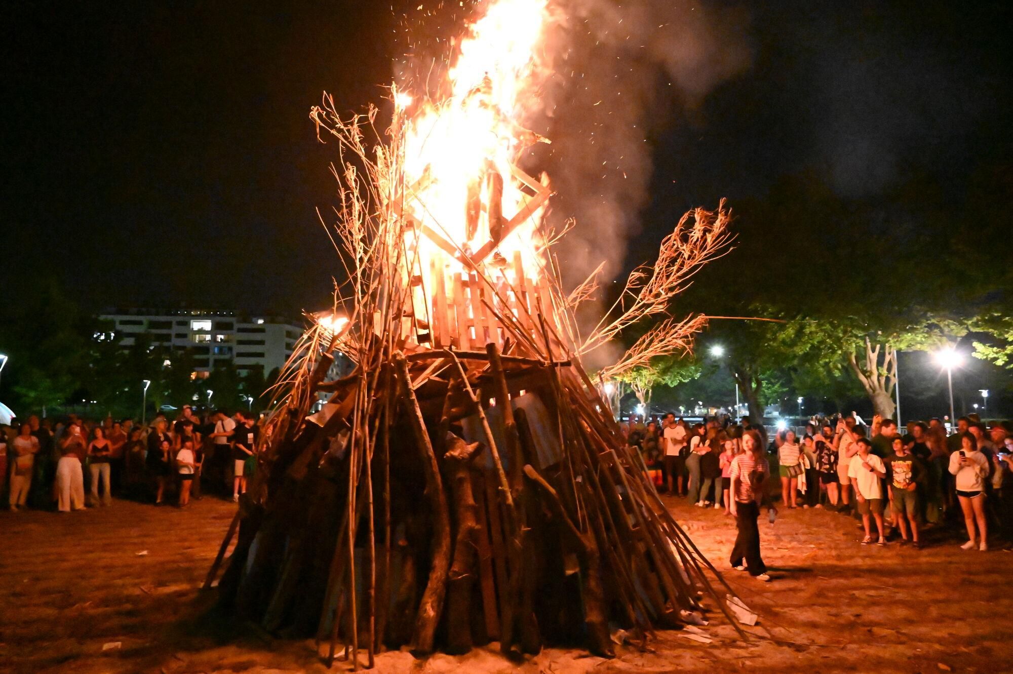 PONTEVEDRA.Encendido de la hoguera de San Juan