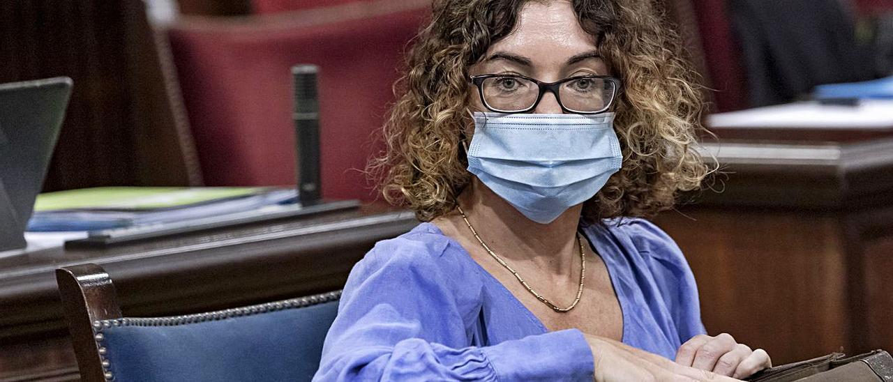 La consellera de Hacienda, Rosario Sánchez, en el Parlament.