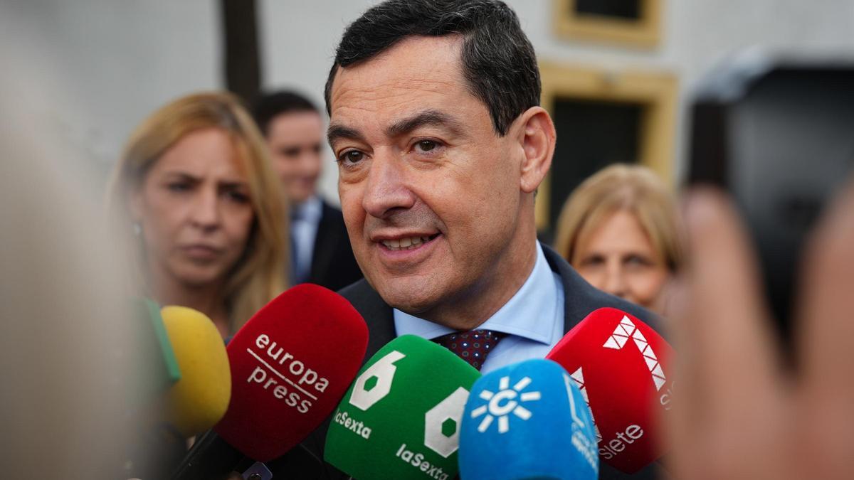 Juanma Moreno en una atención a los me dios de comunicación.