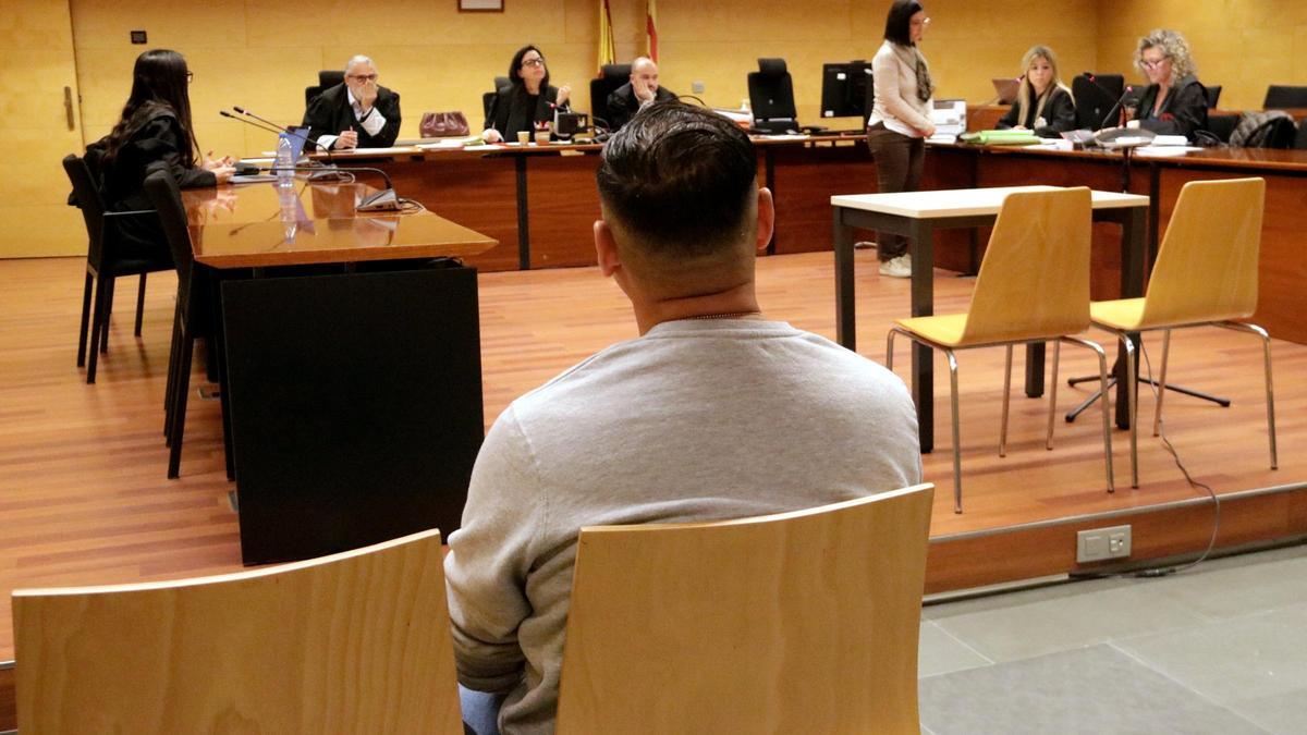 D'esquenes, el tècnic en radiologia acusat de fer tocaments a una menor a Sant Feliu de Guíxols.