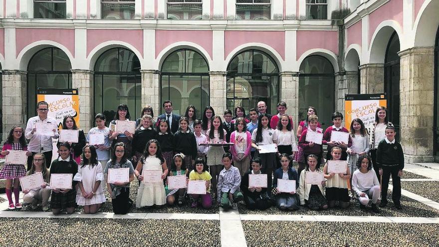 La zamorana Sara Benito, en el centro con su maqueta, junto al resto de participantes.