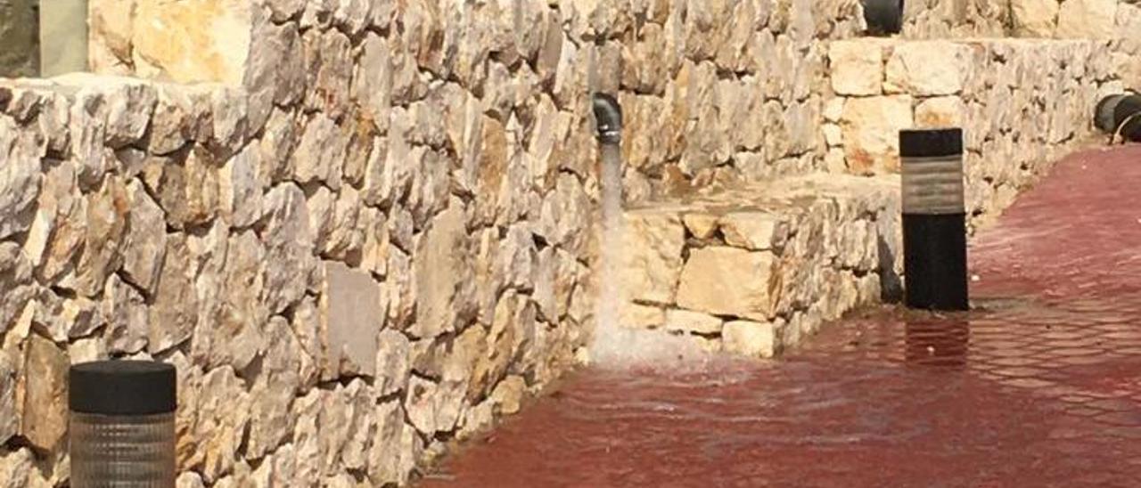 El Campello investiga un vertido de aguas que agrava la inestabilidad del talud de l&#039;Almadrava