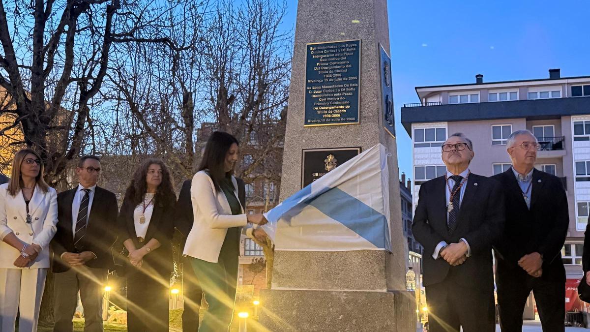 Inauguración do monolito recuperado na praza do Centenario.