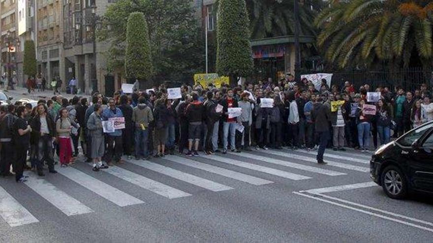 Los activistas de &quot;La Madreña&quot;, durante el corte en la calle General Elorza, ayer, a última hora de la tarde. | miki lópez