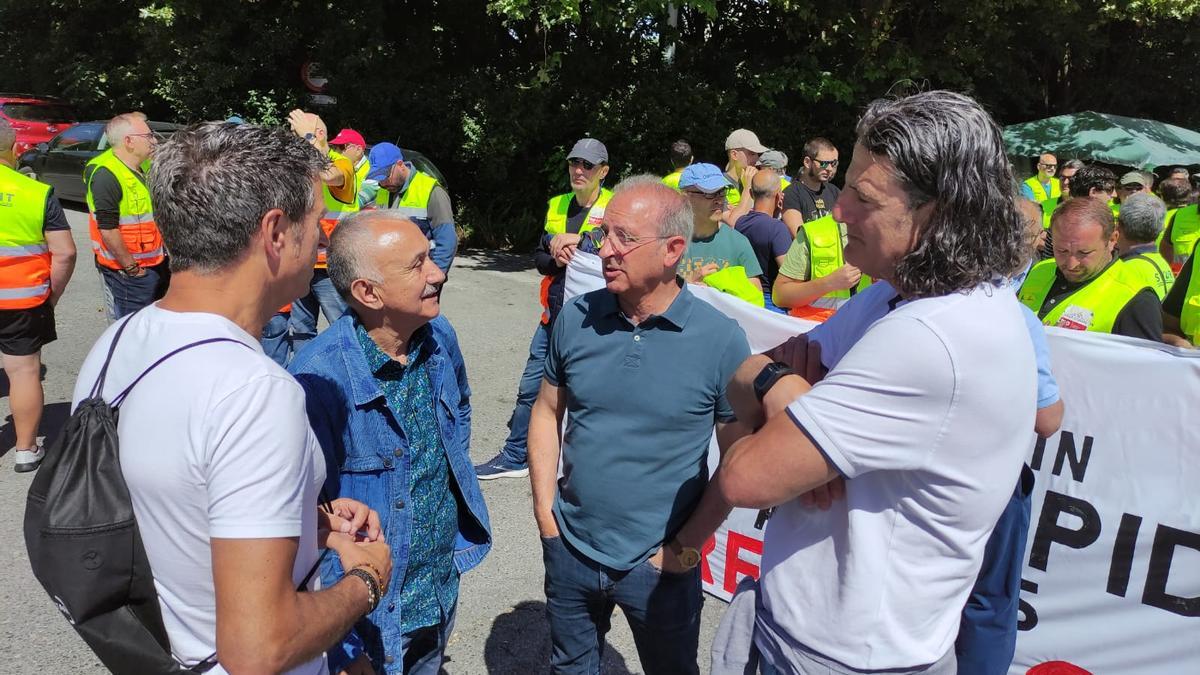 Pepe Álvarez conversa con Abilio Álvaro y con otros dos miembros de la ejecutiva del SOMA-FITAG-UGT en la puerta de Saint-Gobain