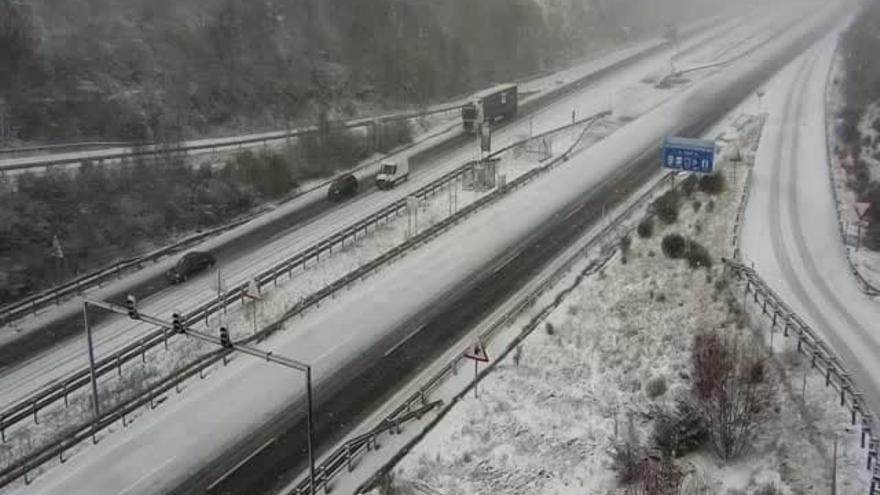 La nieve “colorea” las carreteras en Sanabria