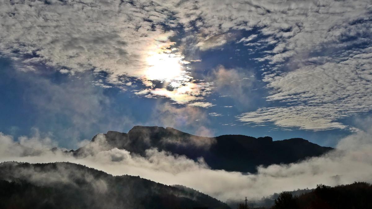 Matí de boira cobrint la serra de Busa.