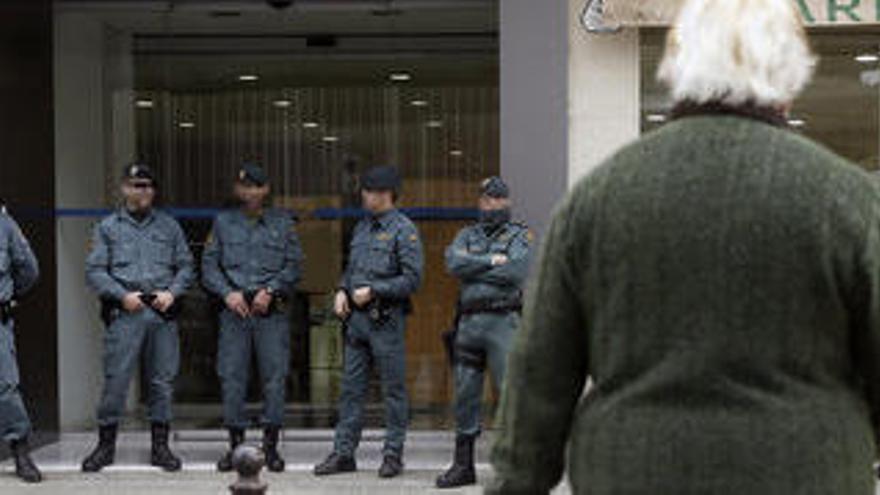 Agents de la Guardia Civil a la seu del PP a València.