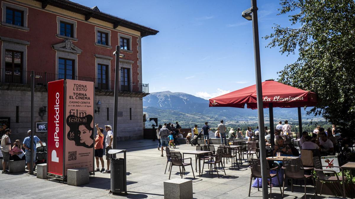 Moviment de gent a la plaça davant la façana de l'ajuntament de Puigcerdà