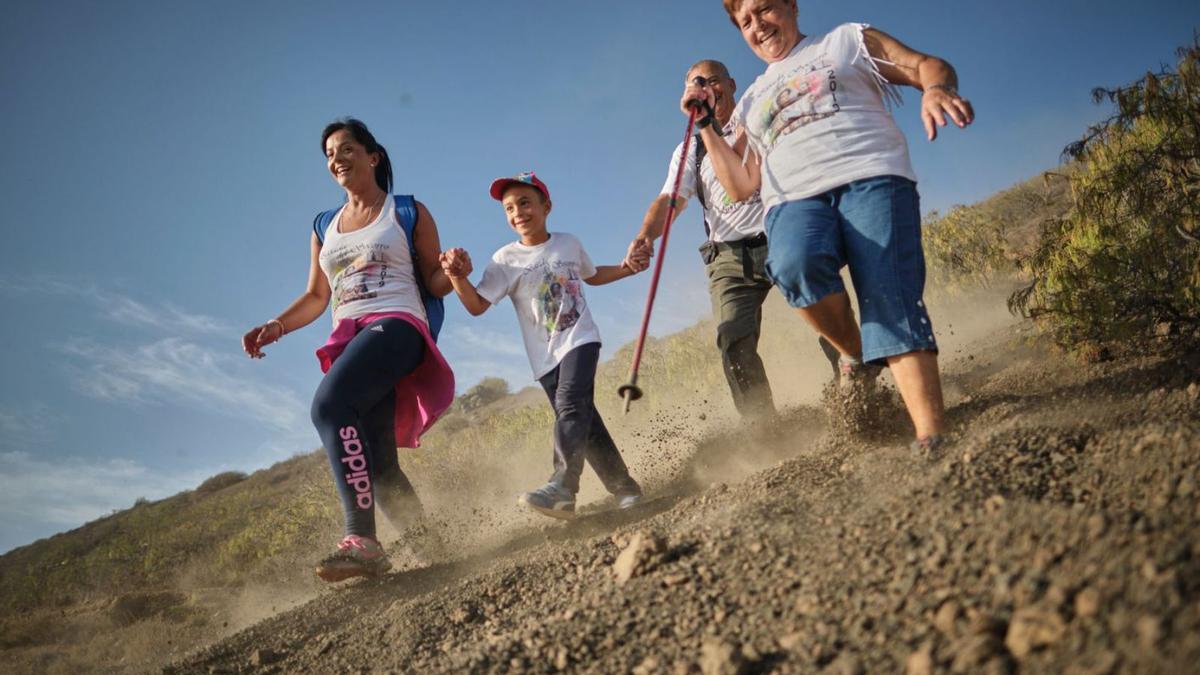 Peregrinos descendiendo de la Montaña Gorda, durante la última romería celebrada, en 2019. | | ANDRÉS GUTIÉRREZ