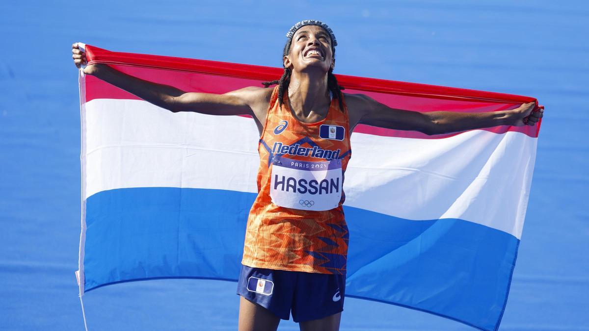 La atleta holandesa Sifan Hassan tras ganar el oro en la prueba de maratón femenino de los Juegos Olímpicos de París 2024