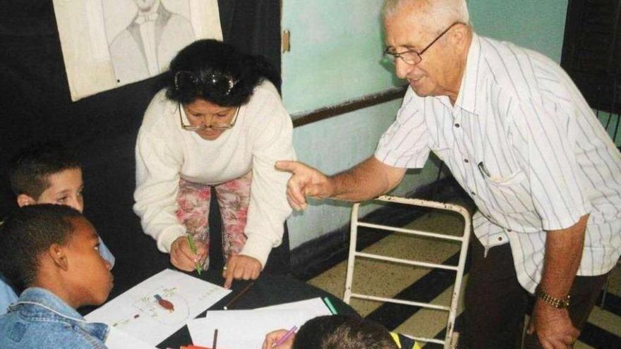 Manuel Valella durante el concurso de dibujo patrocinado por él en la Casa de la Trova.