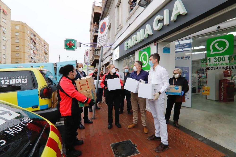 Reparto de mascarillas en Barriomar