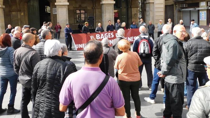 La plataforma de la gent gran de Manresa denuncia la deshumanització dels bancs