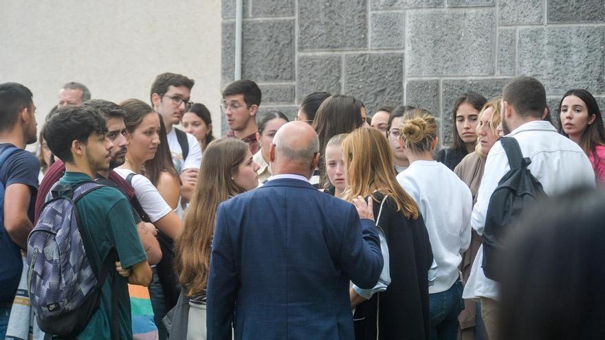 El decano de la Facultad de Educación, Germán Gallardo, consuela a algunos alumnos tras el minuto de silencio.