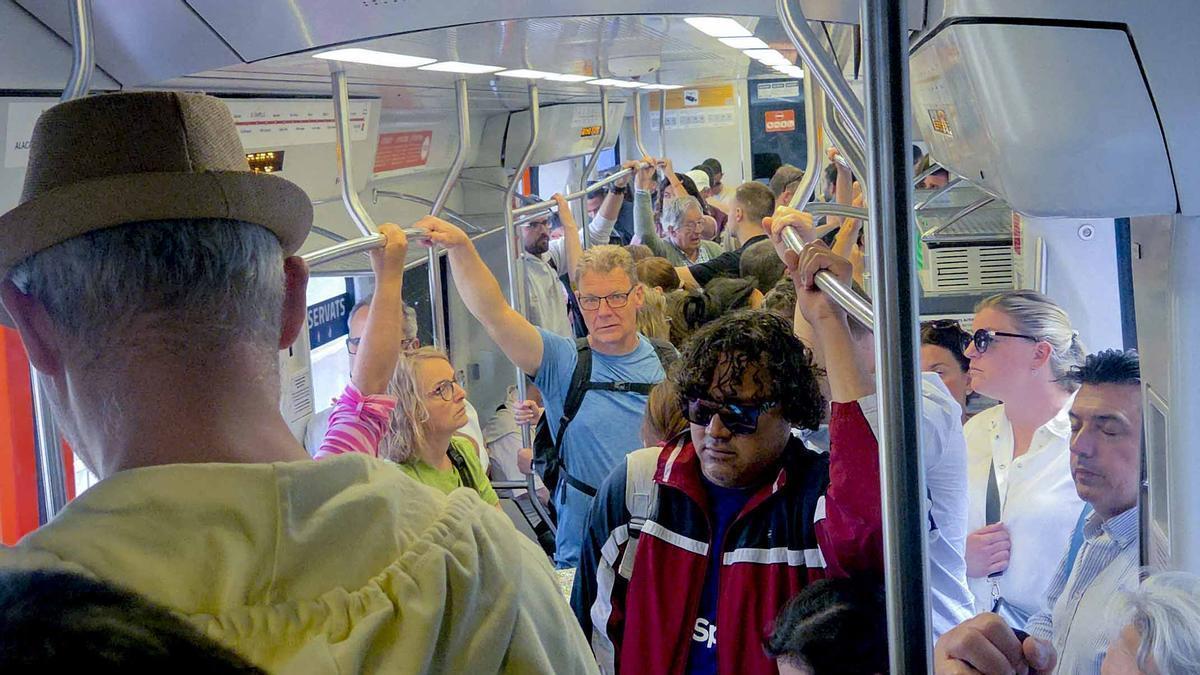 Viajeros en el interior de un TRAM de Alicante este mes, antes del arranque de la temporada turística