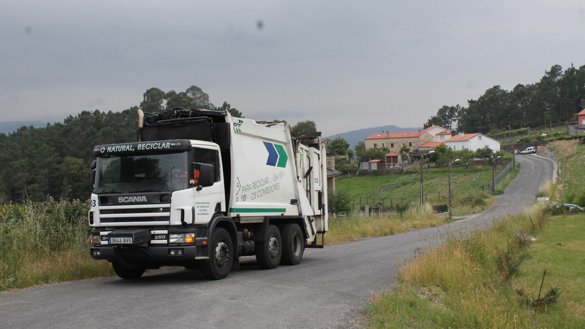 Un camión del servicio de recogida de basura de la Mancomunidad Serra do Barbanza.